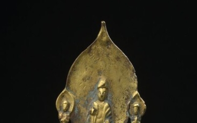 CHINE - Époque WEI (386-557 ap. JC) Groupe en bronze doré de Guanyin debout devant...