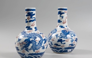 CHINE Paire de vases à décor de dragon. H. : 20,1 cm