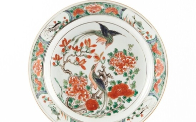 CHINE Petit plat en porcelaine aux émaux famille verte à décor de volatiles. 18ème siècle....