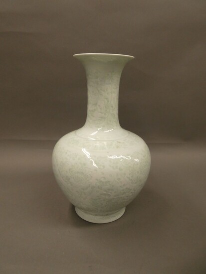CHINE Vase blanc en porcelaine émaillé et... - Lot 73 - Delon - Hoebanx