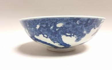 CHINE, ép GUANGXU (1875-1908). COUPE sur talon en porcelaine bleu blanc à motif de pin....