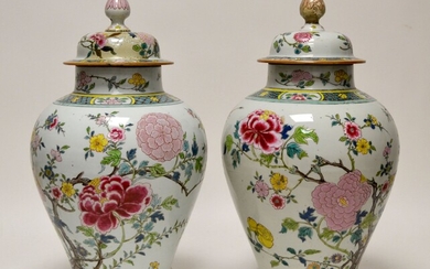 CHINE, époque Yongzheng (1723-1735) Paire de POTICHES couvertes et balustres à pied ourlé en porcelaine...