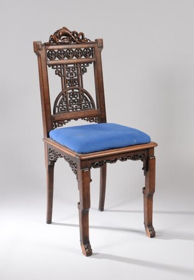 Chaise en bois naturel sculpté ajouré à décor de motifs...