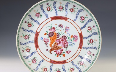 China, famille rose porcelain 'Lowestoft' dish, 19th century
