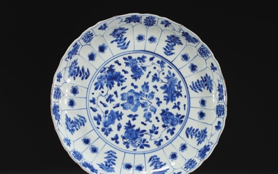 Chine - Assiette porcelaine blanc bleu, décor floral, époque et marque Kangxi. Poids: 360 g...