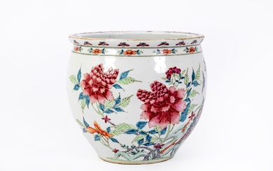 Chine, XIXe siècle Cache-pot en porcelaine à décor en émaux de la famille rose de...