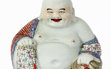 Chine, XIXe siècle Statue de Bouddha en porcelaine polychrome représenté assis. Cachet en creux à...