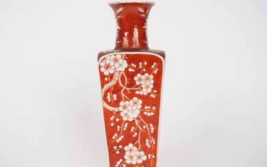 Chine, époque Qing, Vase quadrangulaire surmonté d'un col évasé en porcelaine et émail corail et...