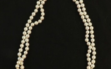 Collier de perles 2 rangs en chute. Fermoir or blanc. PB. 38.5g.