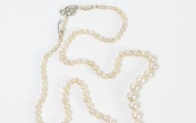 Collier de perles blanches, probablement... - Lot 57 - Drouot Estimations