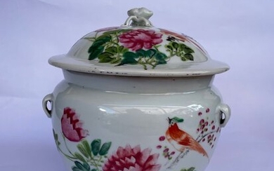 Covered pot - Famille rose - Porcelain - China - Republic period (1912-1949)