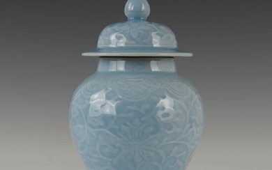 Covered vase - lavender (1) - Monochrome - Porcelain - Relief decor of stylized lotus flowers - China - 19th century