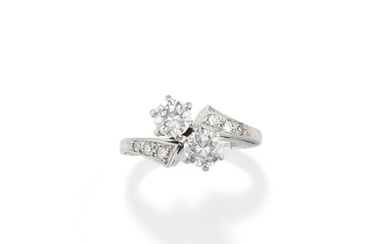 DIAMOND RING in 18K white gold of crossover design...