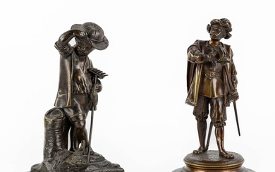 Deux figurines décoratives en bronze patiné. Vers 1900. L'une d'elles est signée J. Guillot, Musketier....
