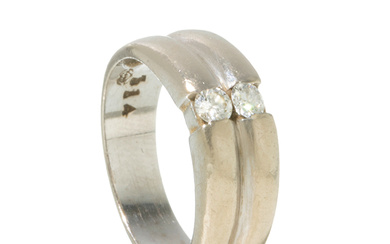 Double wedding ring in white gold with diamonds