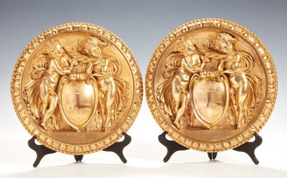 Due bassorilievi tondi in bronzo dorato,... - Lot 73 - Pierre Bergé & Associés