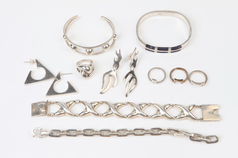 EIGHT ASSORTED ITEMS STERLING SILVER JEWELRY. Including hinged cushion shape...