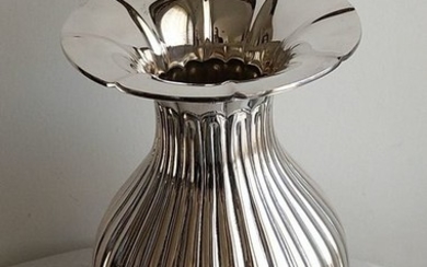 Elegant finely chiseled vase - .800 silver - Italy - Late 20th century