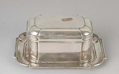 Fine silver biscuit tin on saucer, 833/000. Rectangular