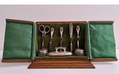 GEORGE V SILVER MANICURE SET comprising a buffer, two files,...