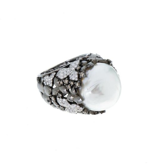 Gold ring with diamonds and pearl