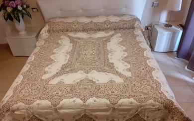 Hard to find hand-embroidered bedspread with PIZZO DI CANTU ' - Pure linen - 1950