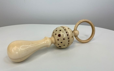 Imposing ivory rattle - Including certificate - Ivory - Around 1880