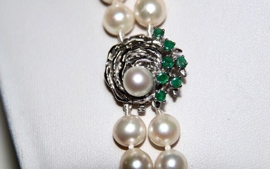 "JKA" - 14 kt. Akoya pearls, White gold - Necklace Pearls - Emeralds, 0.56ct. - heavy (83gr) - 2-row sea/saltwater Akoya 7.8-8mm - Germany handcrafted