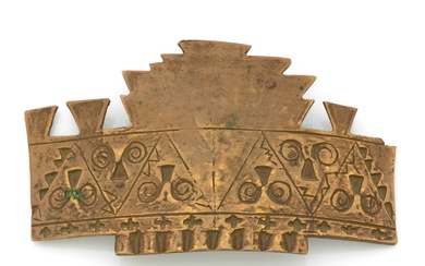 Line VAUTRIN (1913-1997) Grande boucle de ceinture en bronze patiné à décor d'inspiration aztèque Signée...