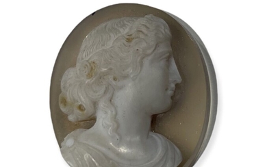 Lot 73 CAMEE sur agate au profil d'une jeune femme. fin XIXème siècle.