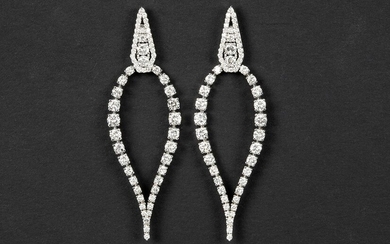 Magnifique paire d'orbes en or blanc (18 carats) avec des pendeloques en forme de 'boteh'...