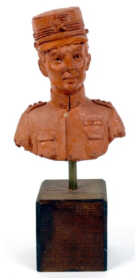 Mezzobusto di soldato in terracotta, altezza cm. 14, siglato e datato 1975, (difetti)., Vincenzo Galluccio