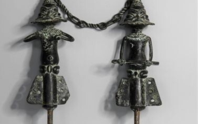 NIGERIA Paire de fers en fer et bronze à motif anthropomorphe XXe, de style EDAN...