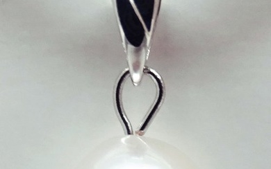 No Reserve Price - Akoya Pearl, Drop-Shaped, 8.62 X 8.9 mm Pendant - White gold