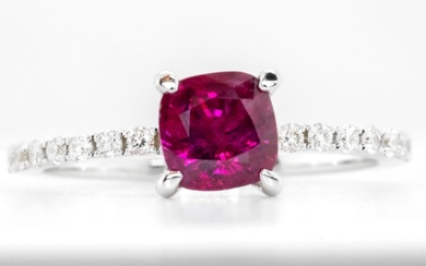 No Reserve Price - Intense Purplish Red (Burma) Ruby & VS side Diamonds - Ring - White gold 1.09ct. Ruby
