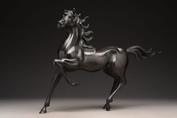 Okimono - Bronze - Murata Hiroshi (b. 1936) - Magnificent and elegant horse okimono, marked - Japan - Shōwa period (1926-1989)