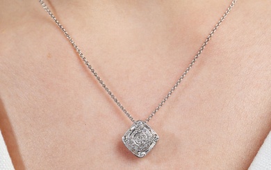 PENDENTIF CARRÉ DIAMANTS Il est serti de petits diamants taille brillant dans un entourage de...