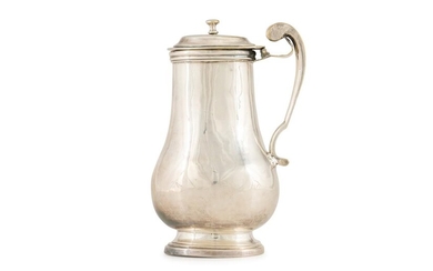 POT A BARBE in silver (min. 800 thousandth) on oval pedestal. Handle with scroll, godronnée. Height. 19 cm. Weight : 558 g.