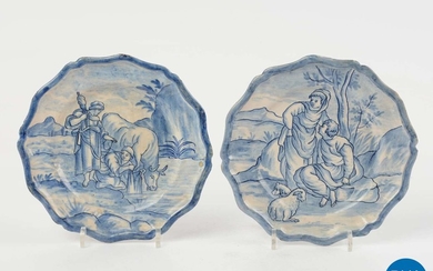 Paar blauwe aardewerk borden met gecontourneerde rand