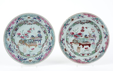 Paire d'assiettes en porcelaine de Chine du XVIIIe siècle à décor Famille Rose de nature...