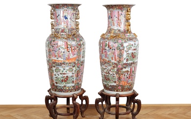 Paire de vases avec base en bois Chine Décor Famille Rose Hauteur vase 92 cm,...