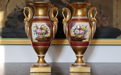 Paire de vases de forme Médicis en porcelaine de Paris à décor polychrome et rehauts...