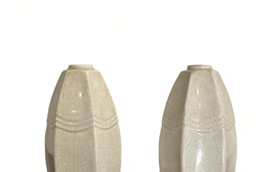 Paire de vases soliflores piriformes de section hexagonale en céramique à glaçure craquelée, à pans...