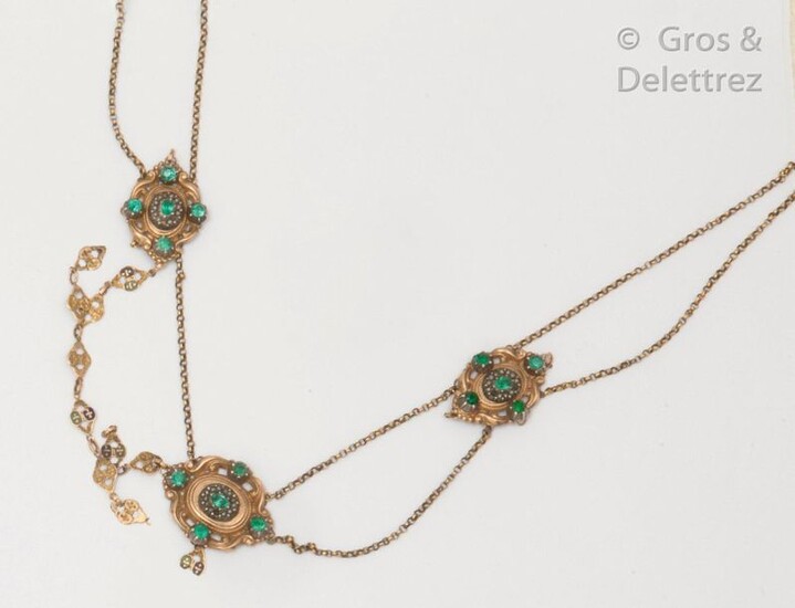 Partially enamelled yellow gold and silver necklace, decorated with three medallions chiselled with scrolls set with green stones and seed pearls. Length: 38cm. Weight: 17,5g. (accidents)