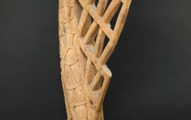 Partie de haut totem cultuel en bois avec ancienne patine et marques d'usages. Elle présente...
