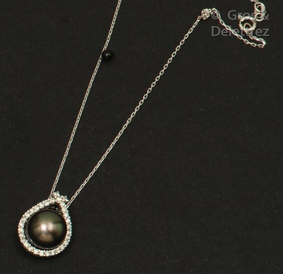 Pendant in 14K white gold, adorned with a grey Tahitian pearl in a pyriform surround set with brilliant-cut diamonds. It is accompanied by its 14K white gold chain. Pendant length: 2cm. Rough weight: 5.4g.