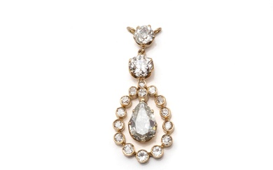 Pendentif piriforme ajouré en or 585 millièmes, habillé de diamants taille ancienne dont un diamant...
