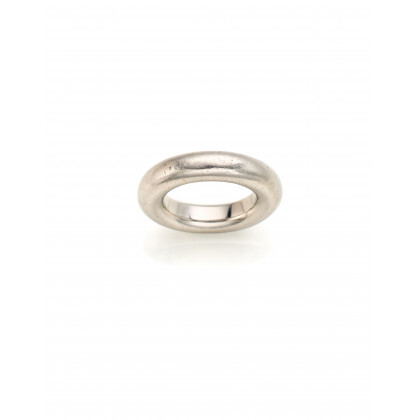 Platinum wedding ring, g 23.97 circa size 7/47. (slight defects)