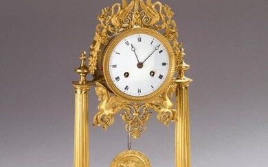 Portico clock in varnished bronze. The circular dial is decorated with sphinxes and swans with outstretched wings. Ovoid base resting on 4 feet on glides.