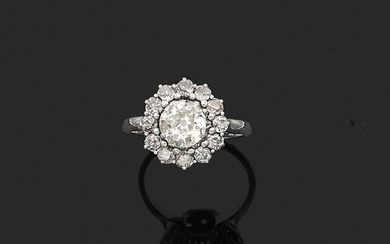 RING in 750 thousandths white gold and 850 thousandths platinum, decorated with a cushion diamond of old cut, in a setting of twelve round and cushion diamonds of old cut. Finger size: 61. Gross weight: 6.6 g. Assumed weight of the main diamond: 2.09...